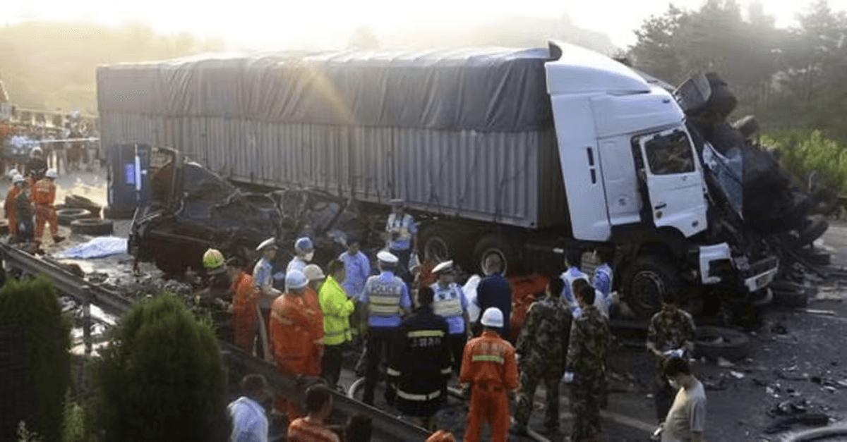 Acidente na rodovia G40, na cidade de Nanyang, deixa diversos mortos na China — Foto: Reprodução / Xinhua News