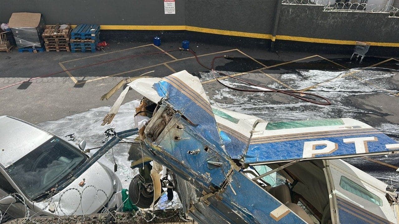 Queda de avião monomotor atinge prédio no bairro Silveira