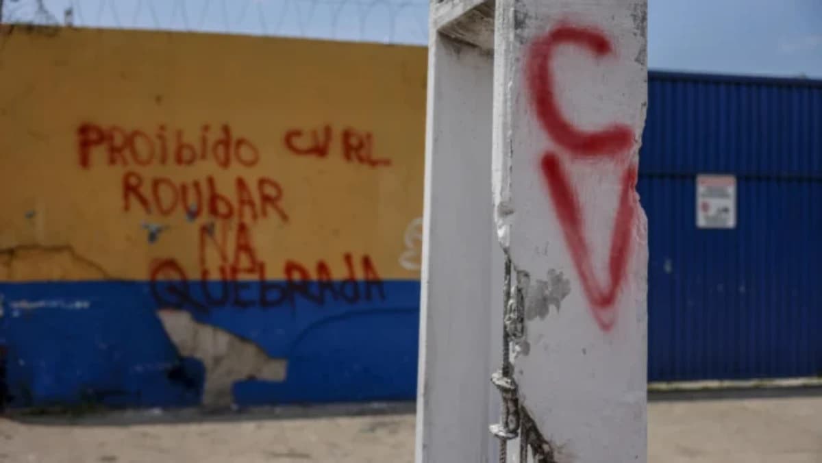 Símbolo do Comando Vermelho marcado em um poste no Pará. (Foto: Sebastiao Moreira/EFE/EPA)