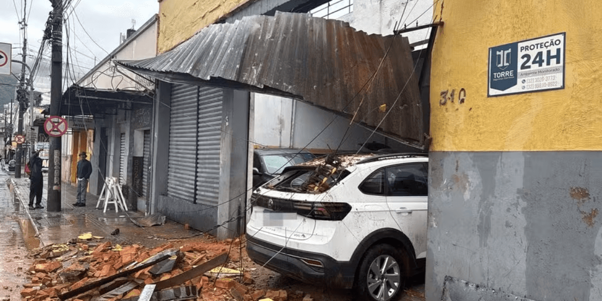 Carro é atingido por estrutura na rua Benjamin Constant, no Centro de Juiz de Fora — Foto: Letícia Damasceno/TV Integração