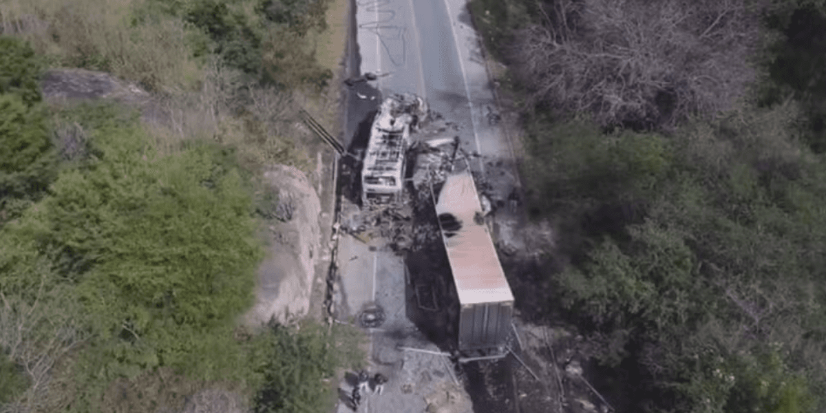 Acidente interditou totalmente a BR-251 — Foto: Reprodução/Marcelo Leandro da Silva
