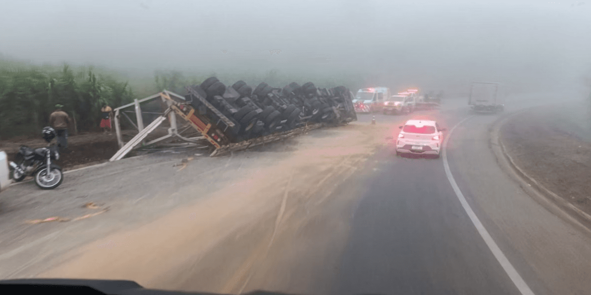 Tombamento de carreta trava o trânsito na BR 381, em Nova Era