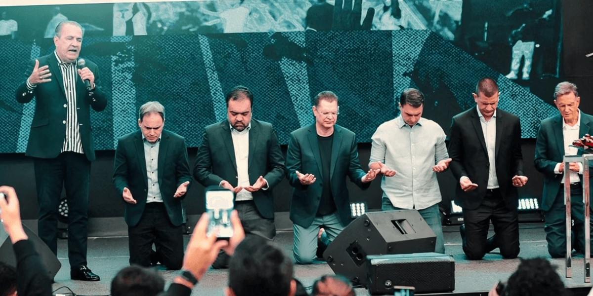 Flávio Bolsonaro, Silas Malafaia e outros políticos participaram de culto que motivou ação por suposta propaganda antecipada - Foto: Reprodução/Instagram Silas Malafaia