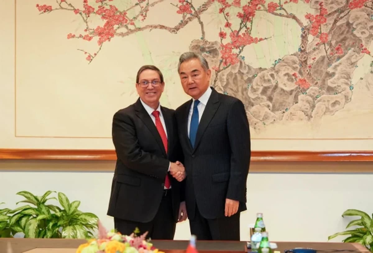 Ministro das Relações Exteriores da China, Wang Yi, reunindo-se com o Ministro das Relações Exteriores de Cuba, Bruno Rodríguez Parrilla - Foto: Divulgação/Ministério das Relações Exteriores da China