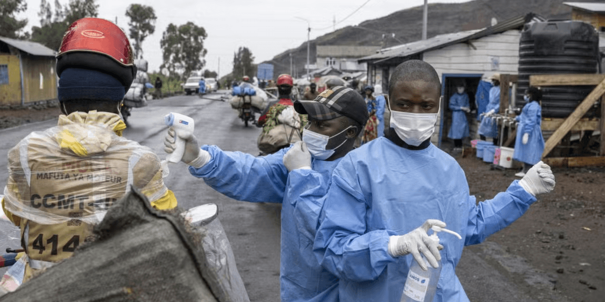 Trabalhadores da saúde mobilizados em resposta a um surto de Ebola - Foto: Arlette Bashizi/The New York Times