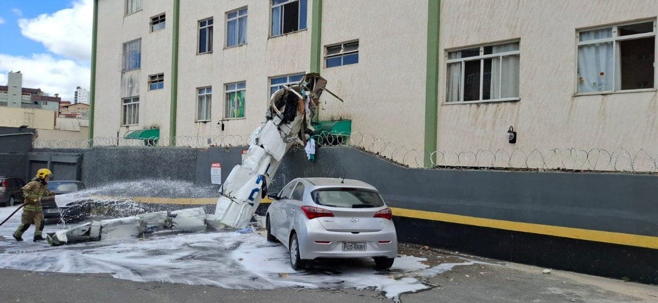 Avião cai em Belo Horizonte, deixa mortos e feridos - Reprodução/via Bombeiros