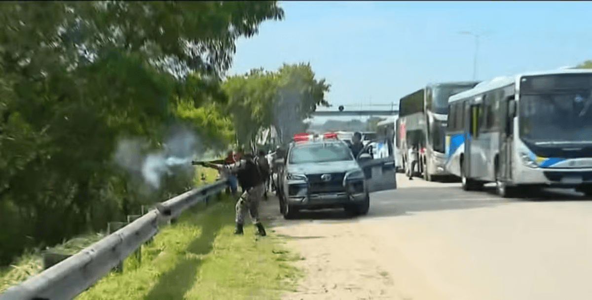 Polícia dispara tiros de borracha durante protesto que fechou a BR-101 — Foto: Reprodução / TV Globo