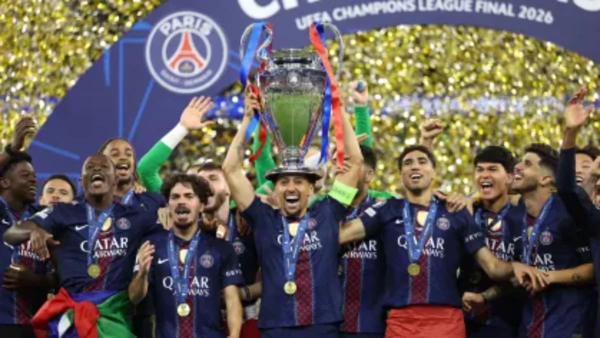 Marquinhos levanta a taça da Champions League 2026 conquistada pelo PSG • UEFA