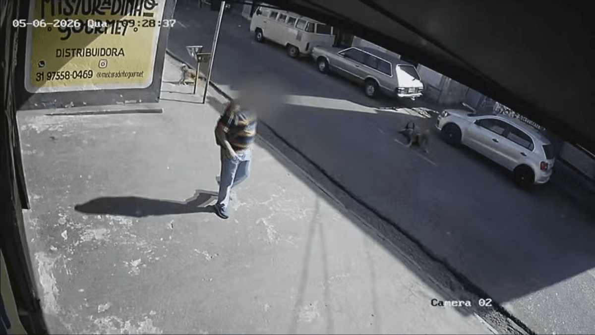 Mulher é arrastada por carro de golpista após tentar impedir furto de celulares em BH. — Foto: Câmera de circuito de segurança