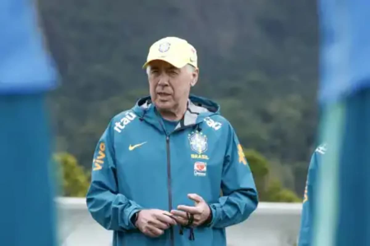 Ancelotti em treinamento da Seleção Brasileira • Rafael Ribeiro e Nelson Terme/CBF