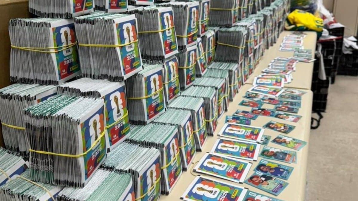 Polícia Civil apreende 200 mil figurinhas falsificadas da Copa do Mundo no RJ — Foto: Divulgação/ Polícia Civil