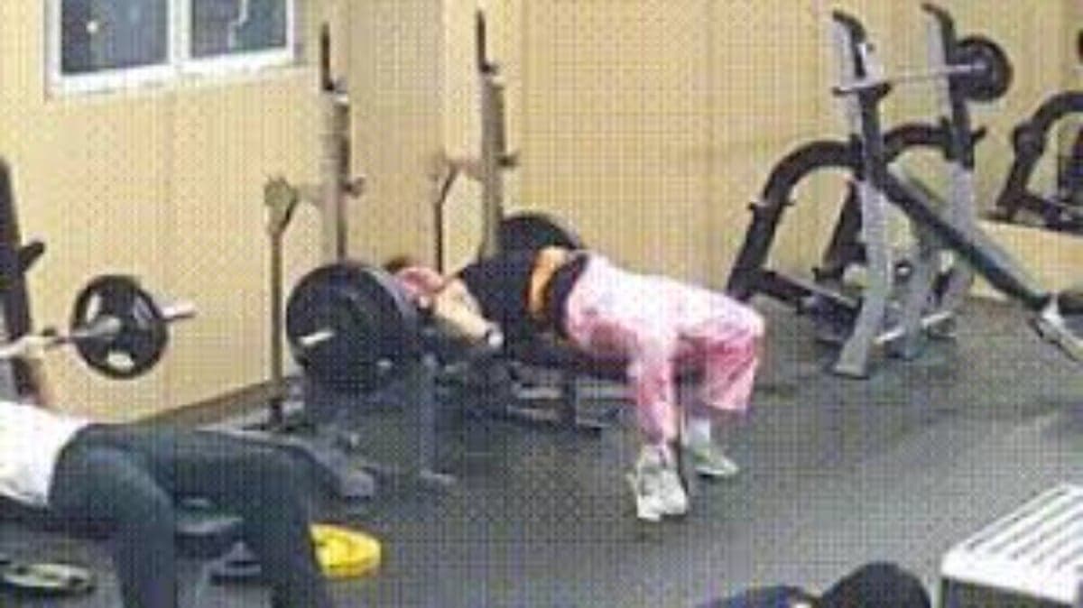 Homem escapa por pouco de ser esmagado por barra de 145 kg em academia na China