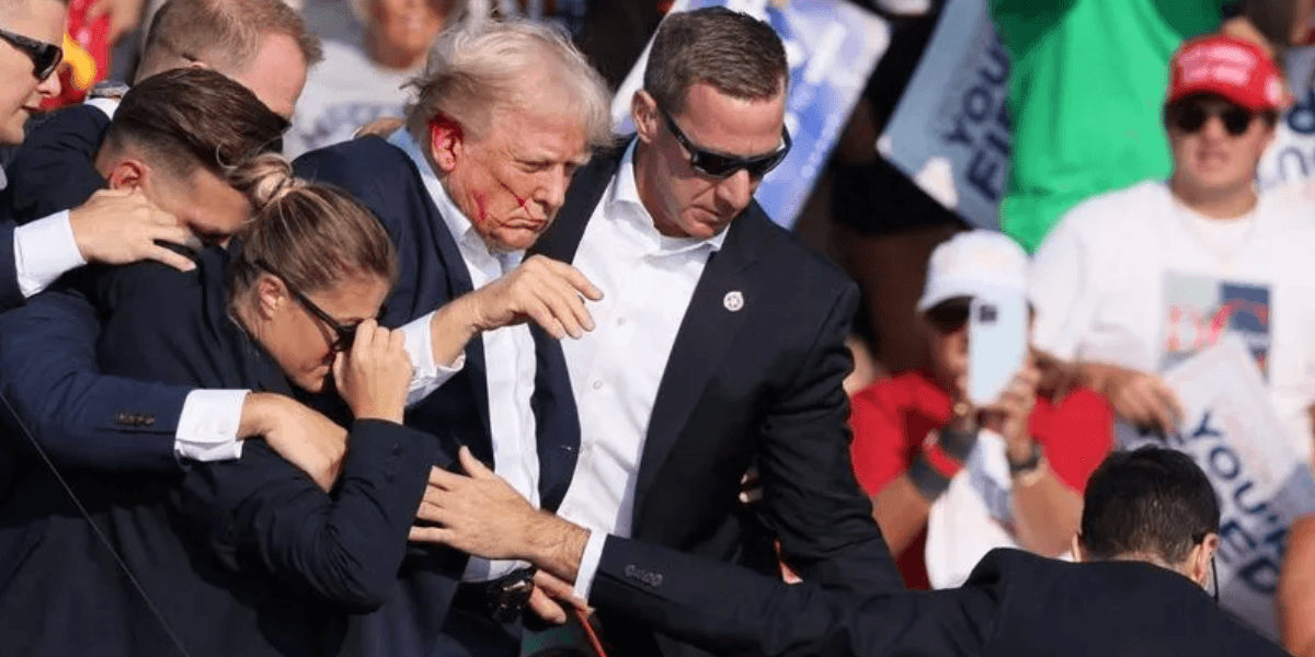 Donald Trump é ajudado pelo Serviço Secreto durante comício de campanha, em Butler, Pensilvânia, EUA - 13/07/2024/Brendan McDermid