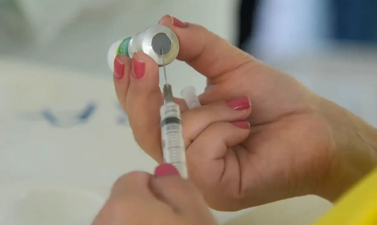 Profissional de saúde preparando uma vacina © Tomaz Silva/Agência Brasil