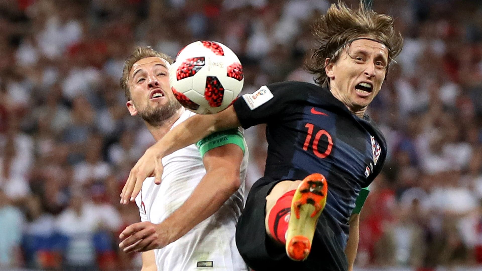Luka Modrić da Croácia disputando a bola com Harry Kane da Inglaterra durante a semifinal da Copa do Mundo FIFA 2018 - Foto: Reprodução