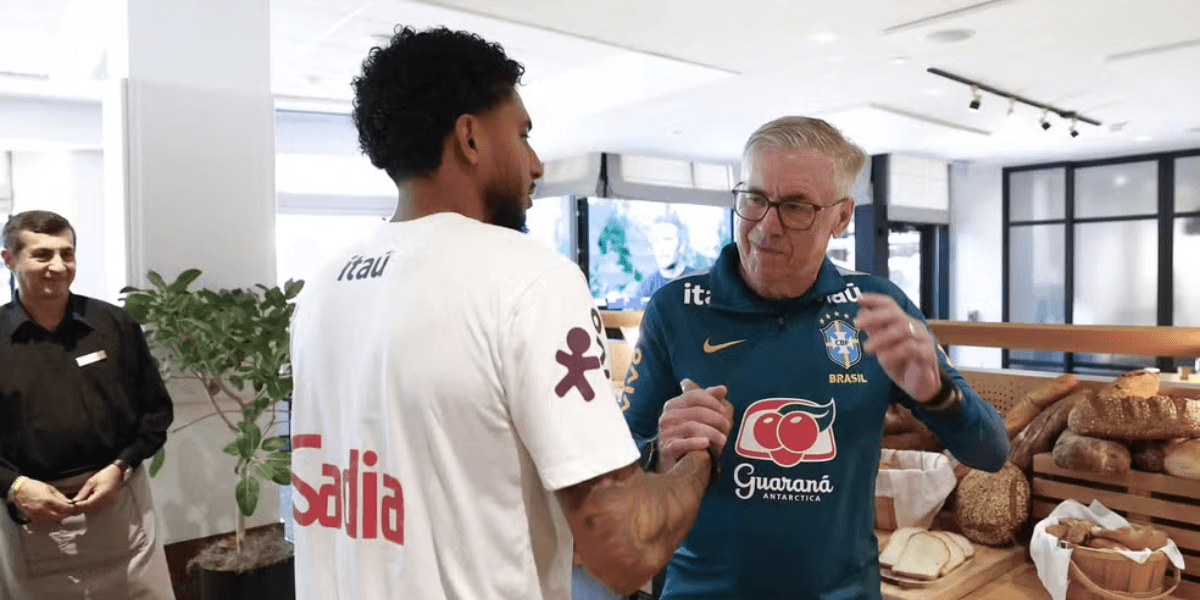 Éderson se encontra com Carlo Ancelotti, na concentração da Seleção em Nova Jersey — Foto: Rafael Ribeiro/CBF