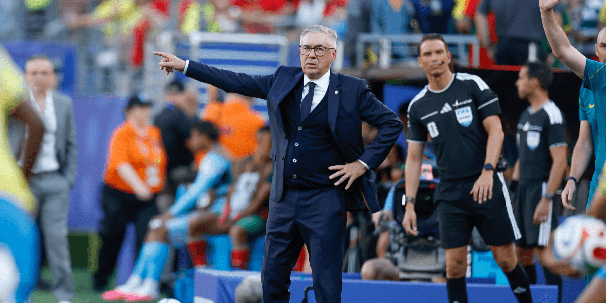 Carlo Ancelotti dá instruções à Seleção Brasileira - Créditos: Rafael Ribeiro/CBF
