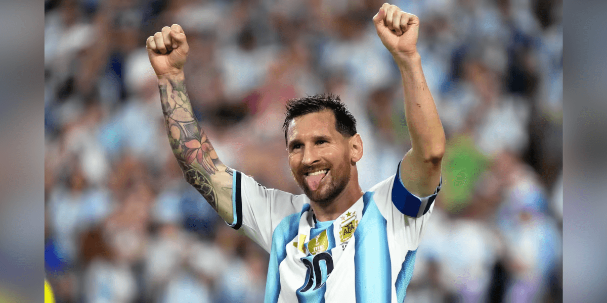 Lionel Messi celebra gol com a camisa da seleção argentina - Foto: Fifa/Reprodução