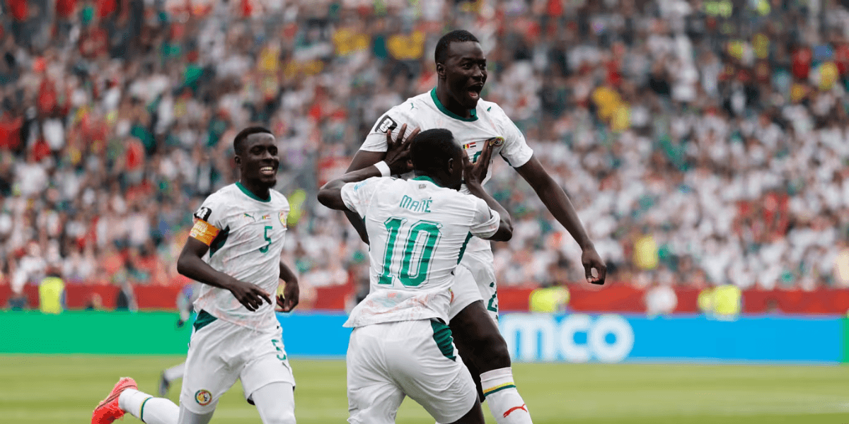 Senegaleses comemoram gol sobre o Iraque na Copa do Mundo - Foto: Fifa/Reprodução