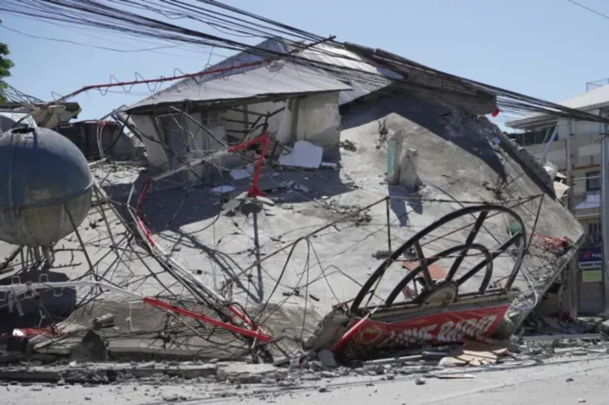 Destruição causada por um terremoto no sul das Filipinas