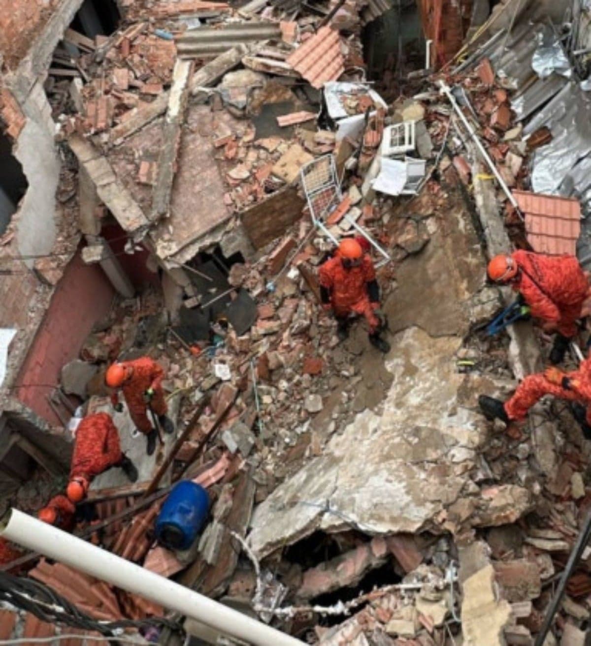 Bombeiros buscam vítimas entre os escombros - Foto: Ângela Góes/CBMERJ