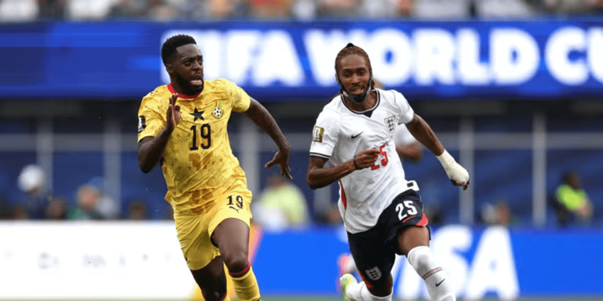Jogadores de Gana e da Inglaterra disputando na Copa do Mundo – Foto: Fifa/Reprodução