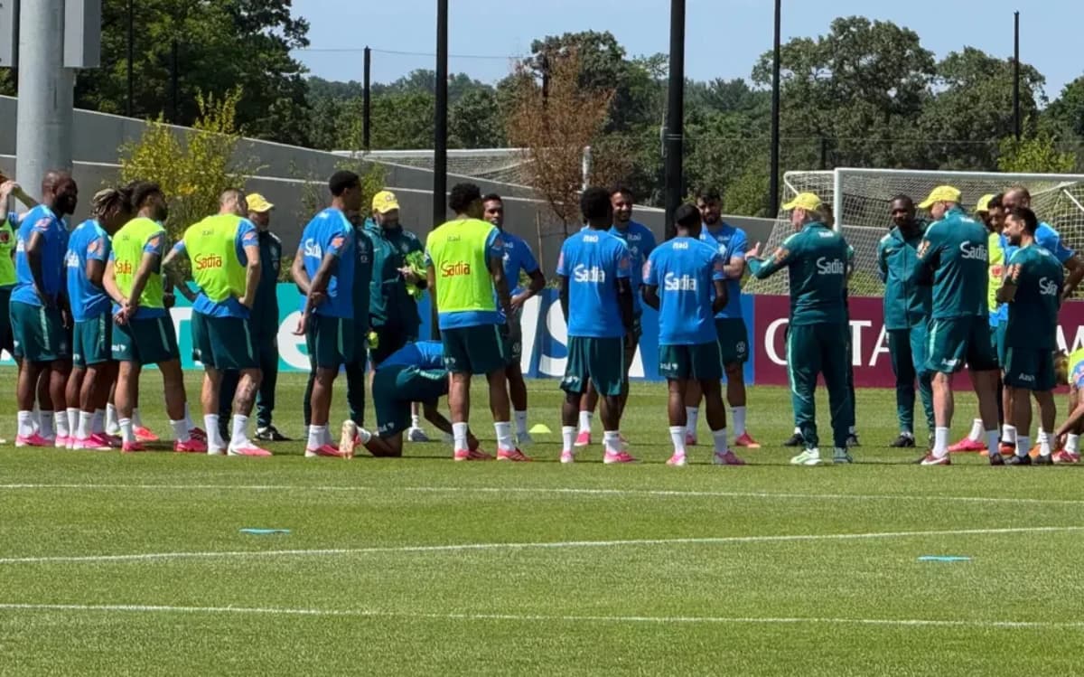 Ancelotti reúne jogadores da Seleção antes do treino (Foto: Marcio Dolzan/Lance!)