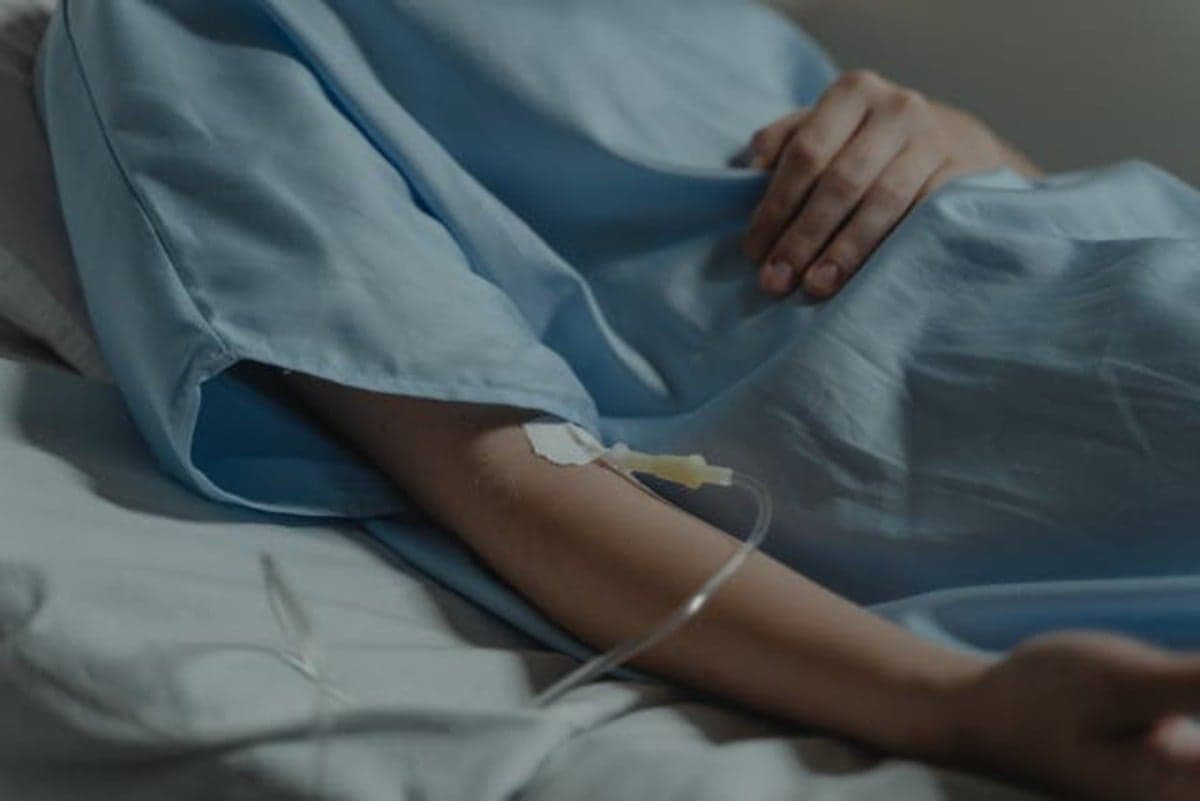 Pessoa deitada em uma cama de hospital - Foto: Pexels