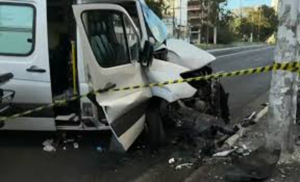 Paciente morre após ambulância perder o controle e bater em poste — Foto: Reprodução/TV Globo