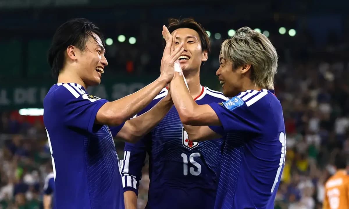 Jogadores da seleção japonesa comemorando um gol durante uma partida da Copa do Mundo © Daniel Becerril