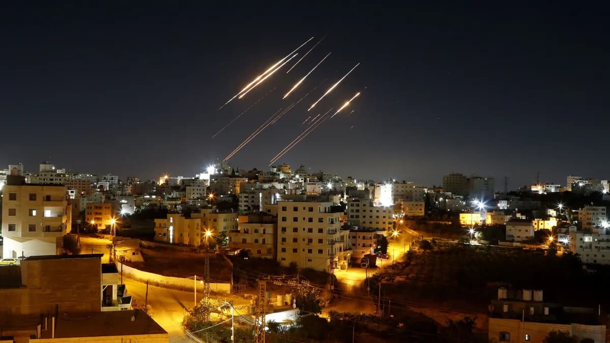 Mísseis balísticos iranianos no céu noturno na Cisjordânia