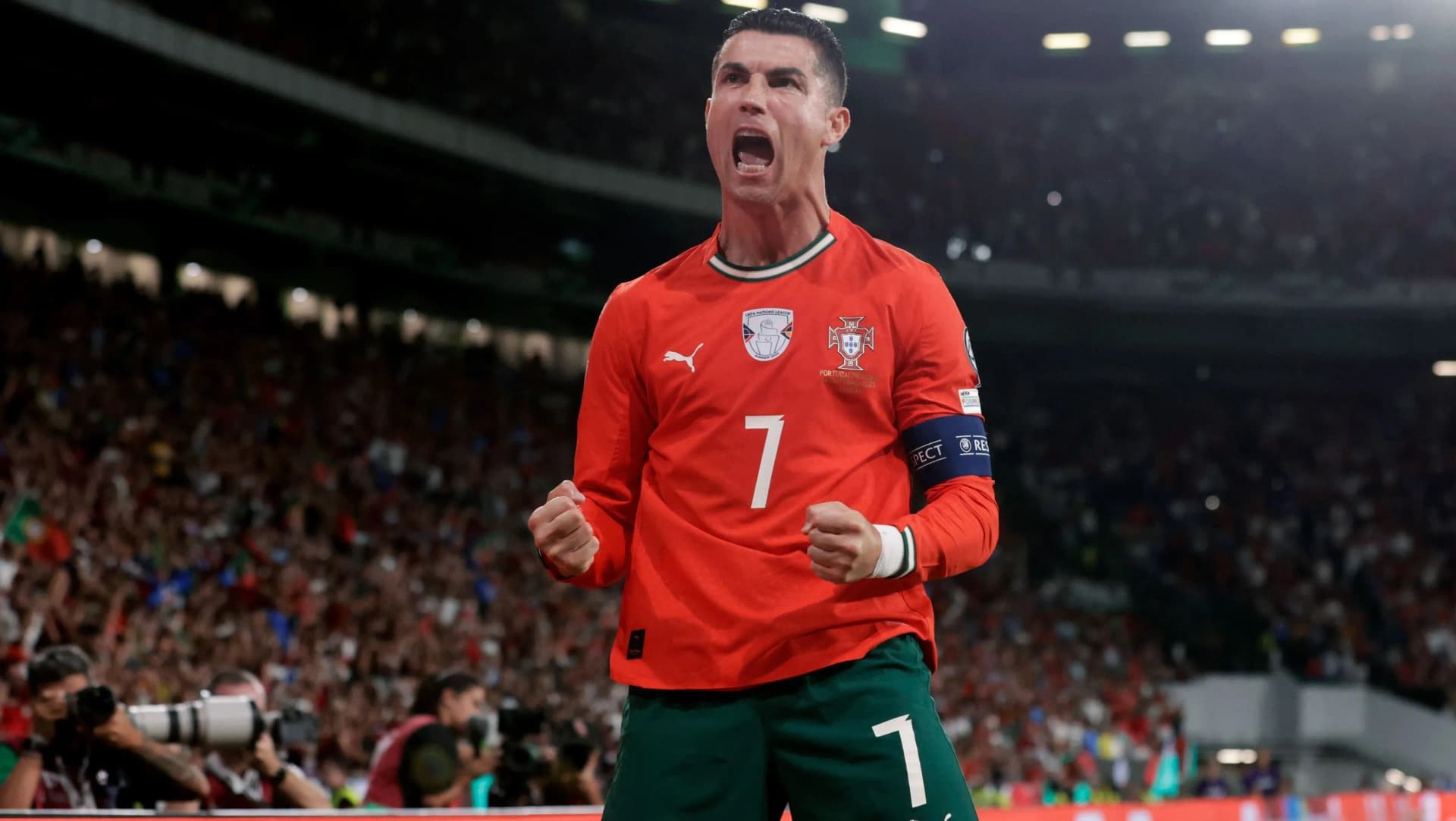 Cristiano Ronaldo celebra um gol vestindo a camisa da Seleção Portuguesa