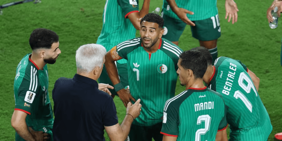 Jogadores da Seleção da Argélia reunidos em campo durante a Copa do Mundo – Foto: Siphiwe Sibeko