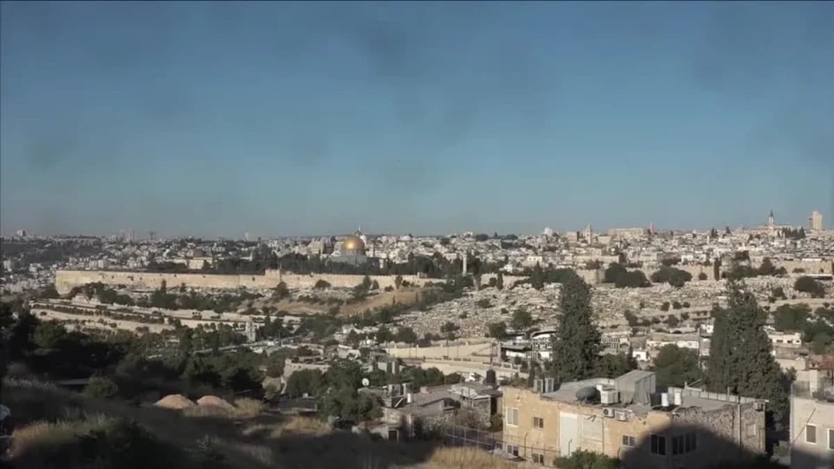 Sirenes soam, explosões são ouvidas em Jerusalém