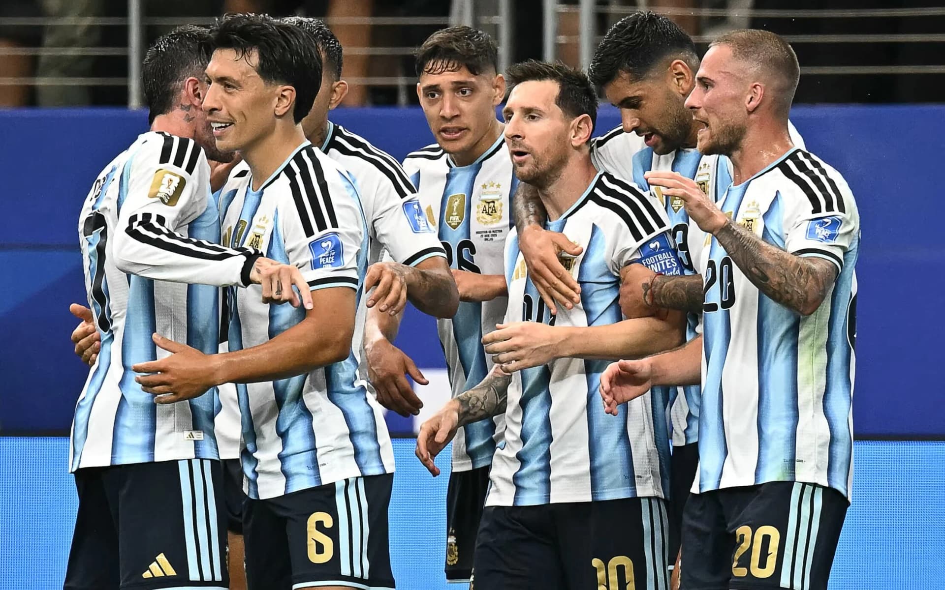 Jogadores da Argentina comemoram gol marcado por Lionel Messi na Copa do Mundo (Foto: Paul Ellis)