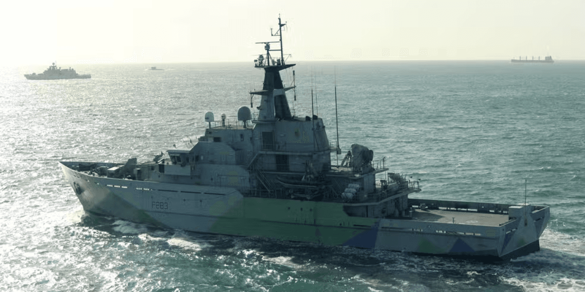 Navio de guerra britânico segue fragata russa - Foto: Ministério da Defesa do Reino Unido/Marinha Real Britânica/Handout
