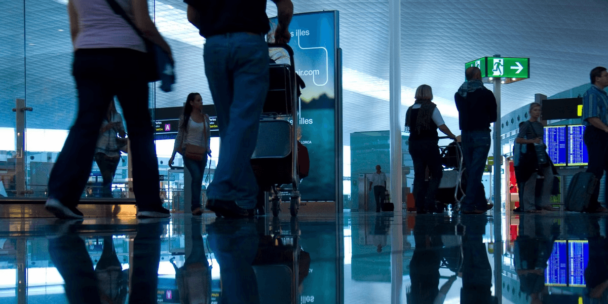 Passageiros caminhando em um terminal de aeroporto - Foto: Pixabay