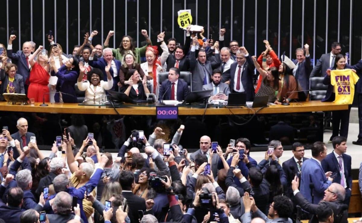 Celebração na Câmara após a aprovação em primeiro turno da PEC que propõe o fim da jornada 6x1 — Bruno Spada / Câmara dos Deputados