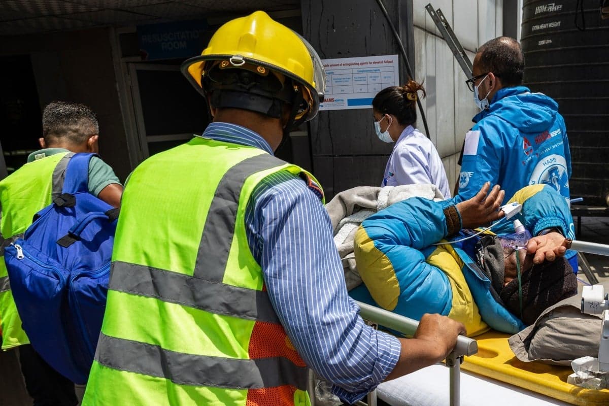 Socorristas e equipes de resgate carregam o alpinista Dawa Sherpa