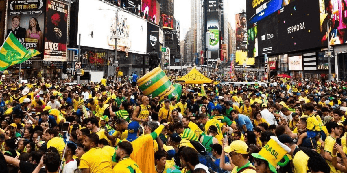 Reunião da torcida brasileira na Times Square, em Nova York • Giovanna Shirassu/Betnacional