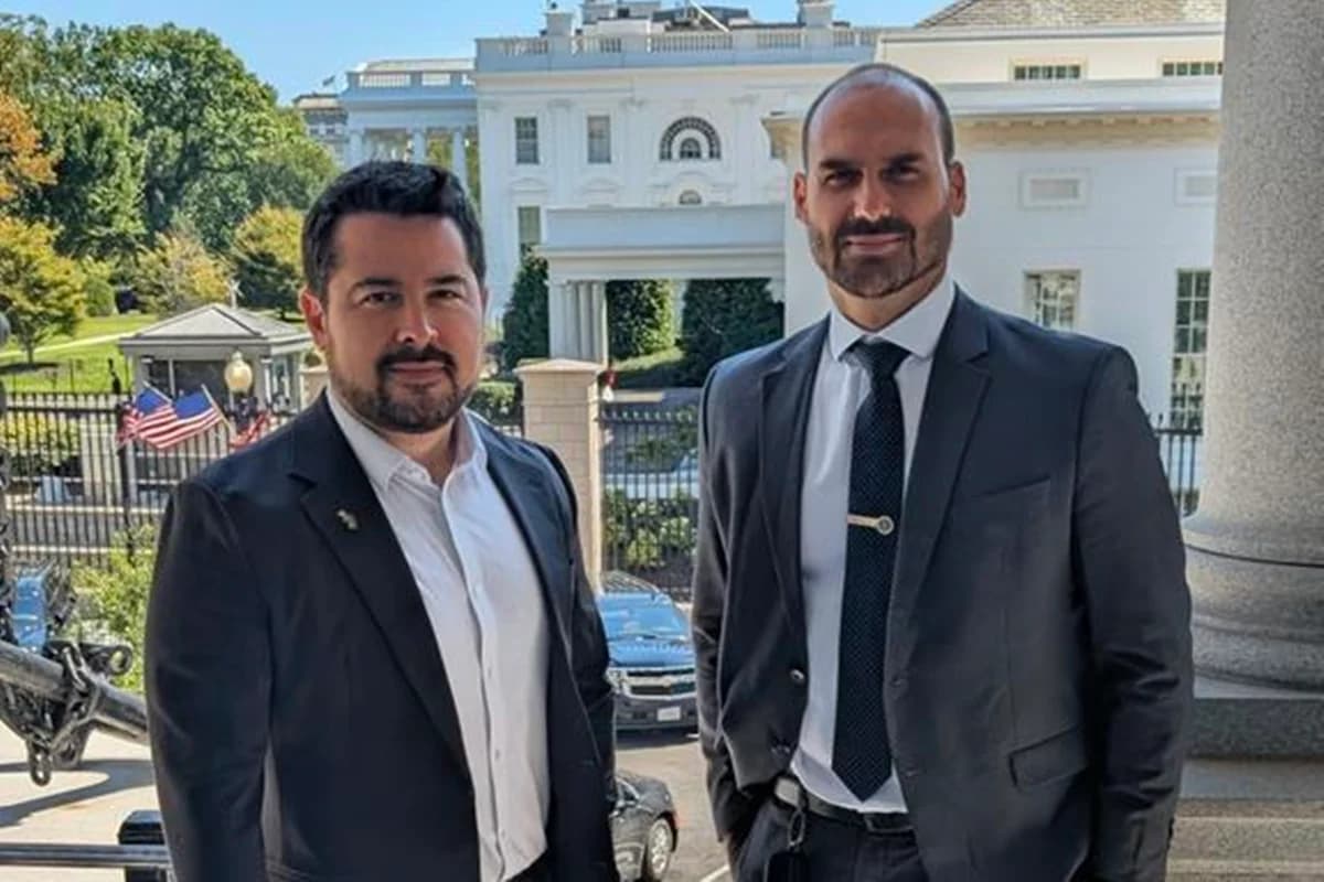 Eduardo Bolsonaro e Paulo Figueiredo em frente à Casa Branca - Reprodução/X