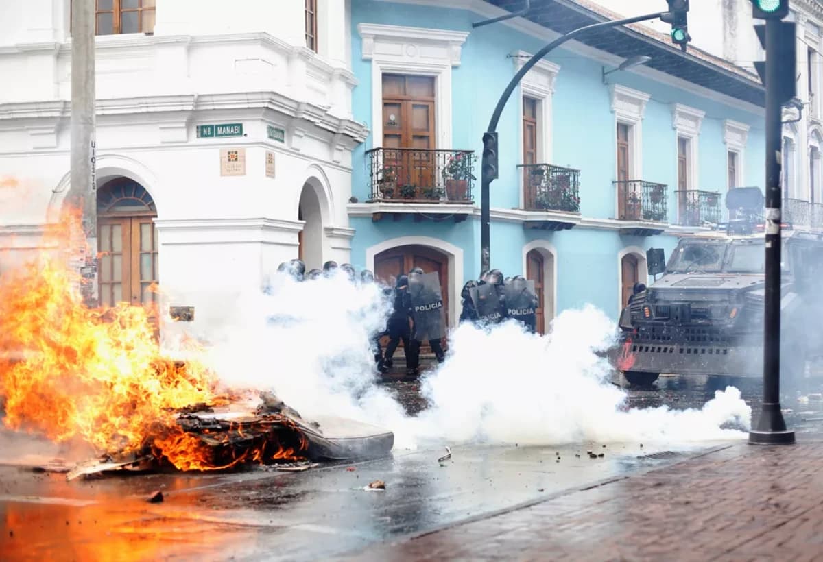 Manifestantes ateiam fogo em colchões durante protestos no Equador — Foto: Daniel Tapia