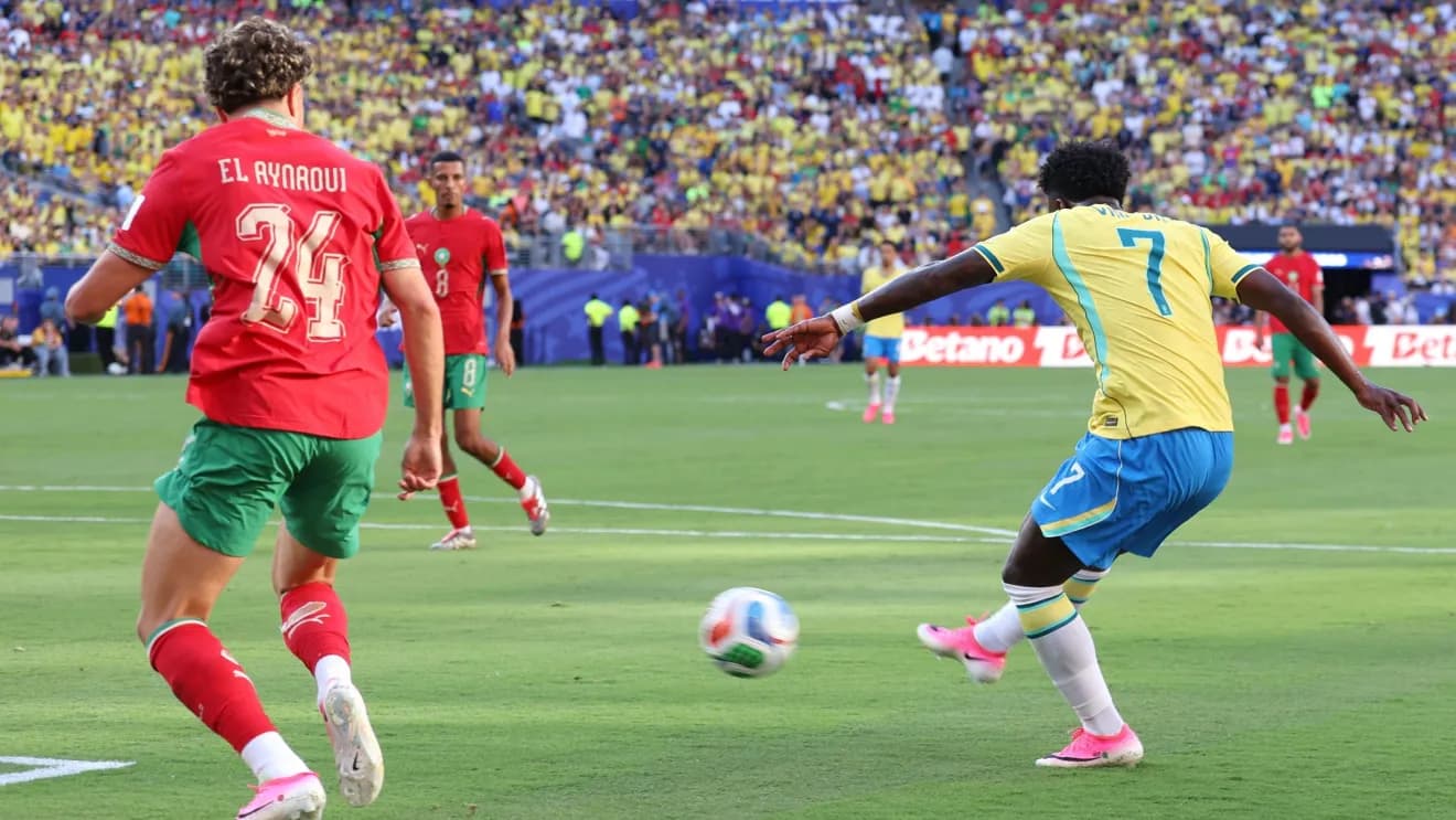 Vini Jr. chuta para o gol do empate da Seleção Brasileira contra Marrocos pelo confronto do grupo C da Copa do Mundo • Catherine Ivill - AMA