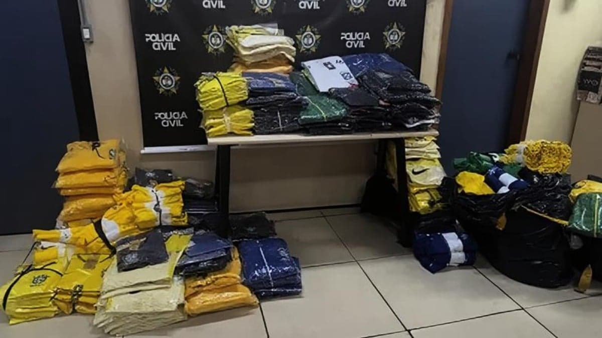 Ônibus transportava roupas falsificadas de marcas conhecidas, além de medicamentos irregulares oriundos do Paraguai • Divulgação / PCERJ