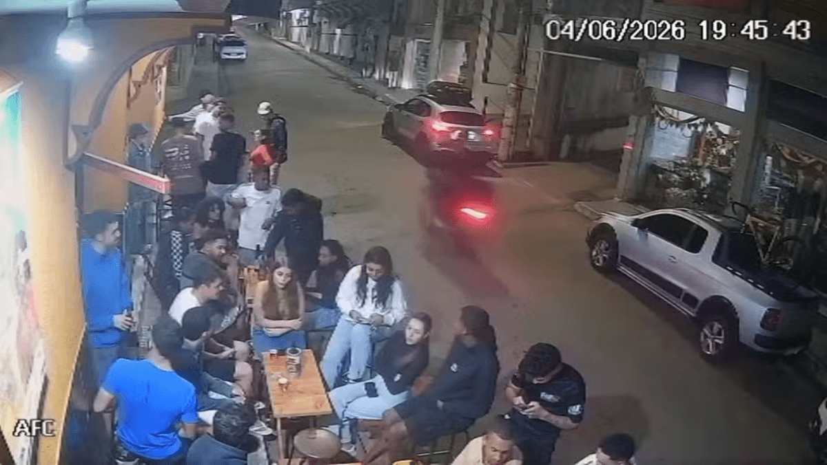 Homem foi atropelado por moto em MG ao atravessar a rua - Foto: Reprodução