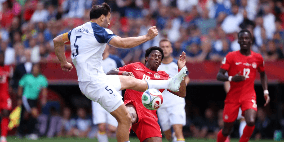 Sead Kolasinac da Bosnia e Herzegovina disputa bola com Jonathan David do Canadá • Alex Pantling - FIFA