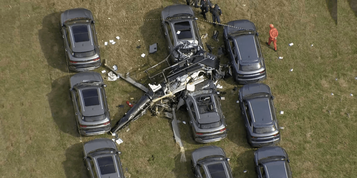 Um dos helicópteros que caíram no Recreio — Foto: Reprodução/TV Globo