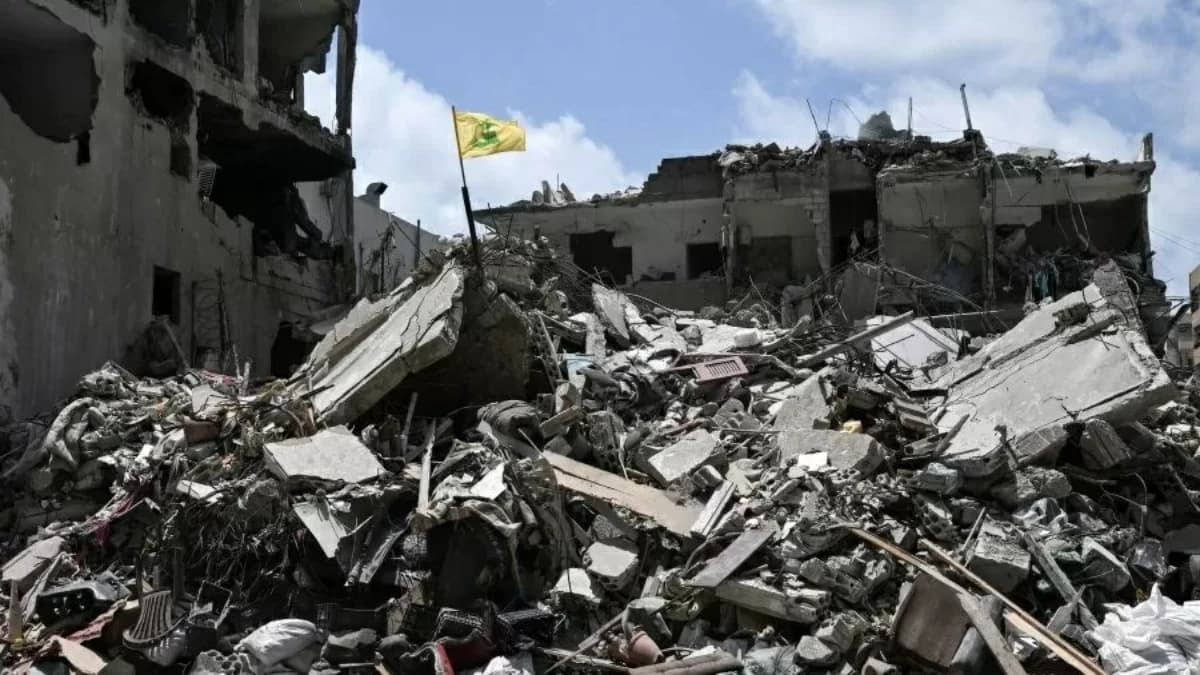 Bandeira amarela do Hezbollah sobre os escombros de um prédio em uma cidade no sul do Líbano — Imagem: JOSEPH EID