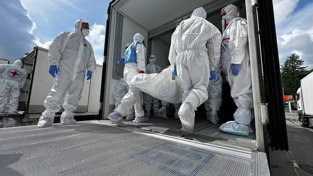 Procedimento de troca de corpos em um local não divulgado na fronteira entre Bielorrússia e Ucrânia - Foto: Telegram / @vr_medinskiy