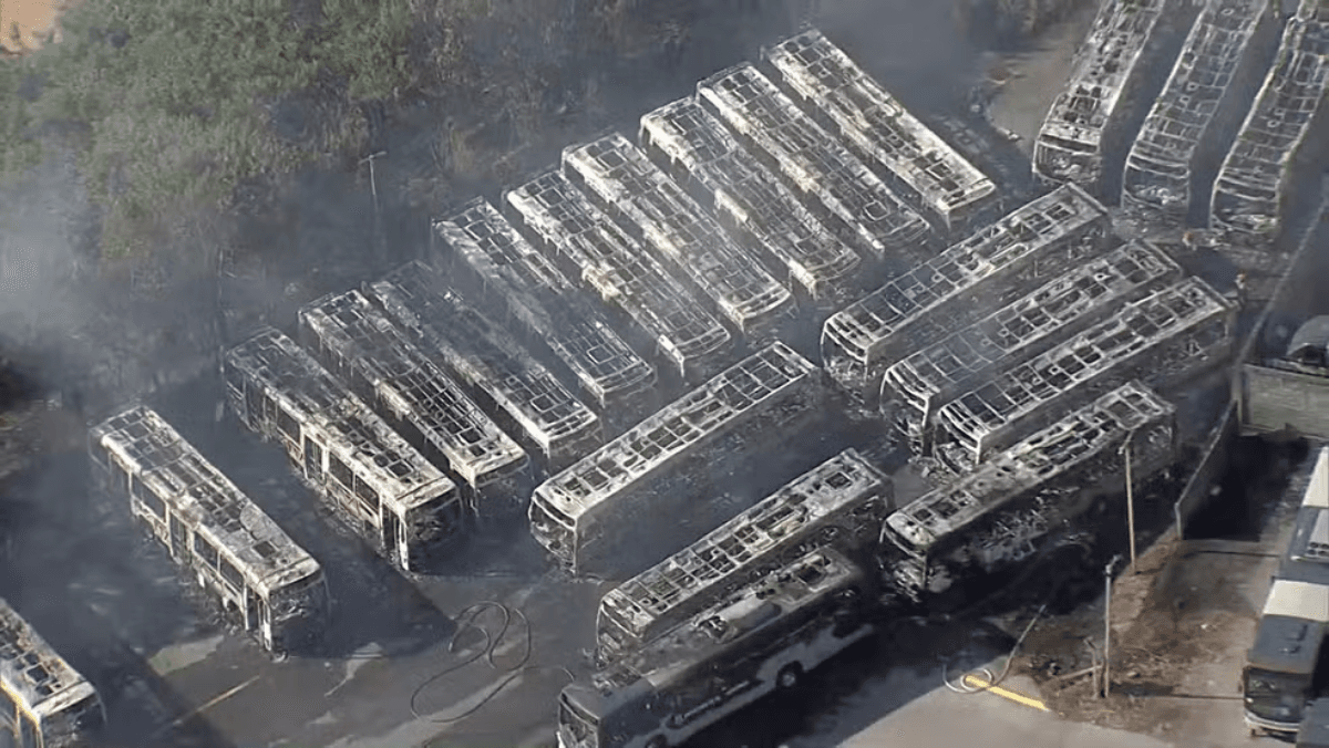 Imagens aéreas mostram destruição em garagem onde 27 ônibus pegaram fogo — Foto: Reprodução/TV Globo